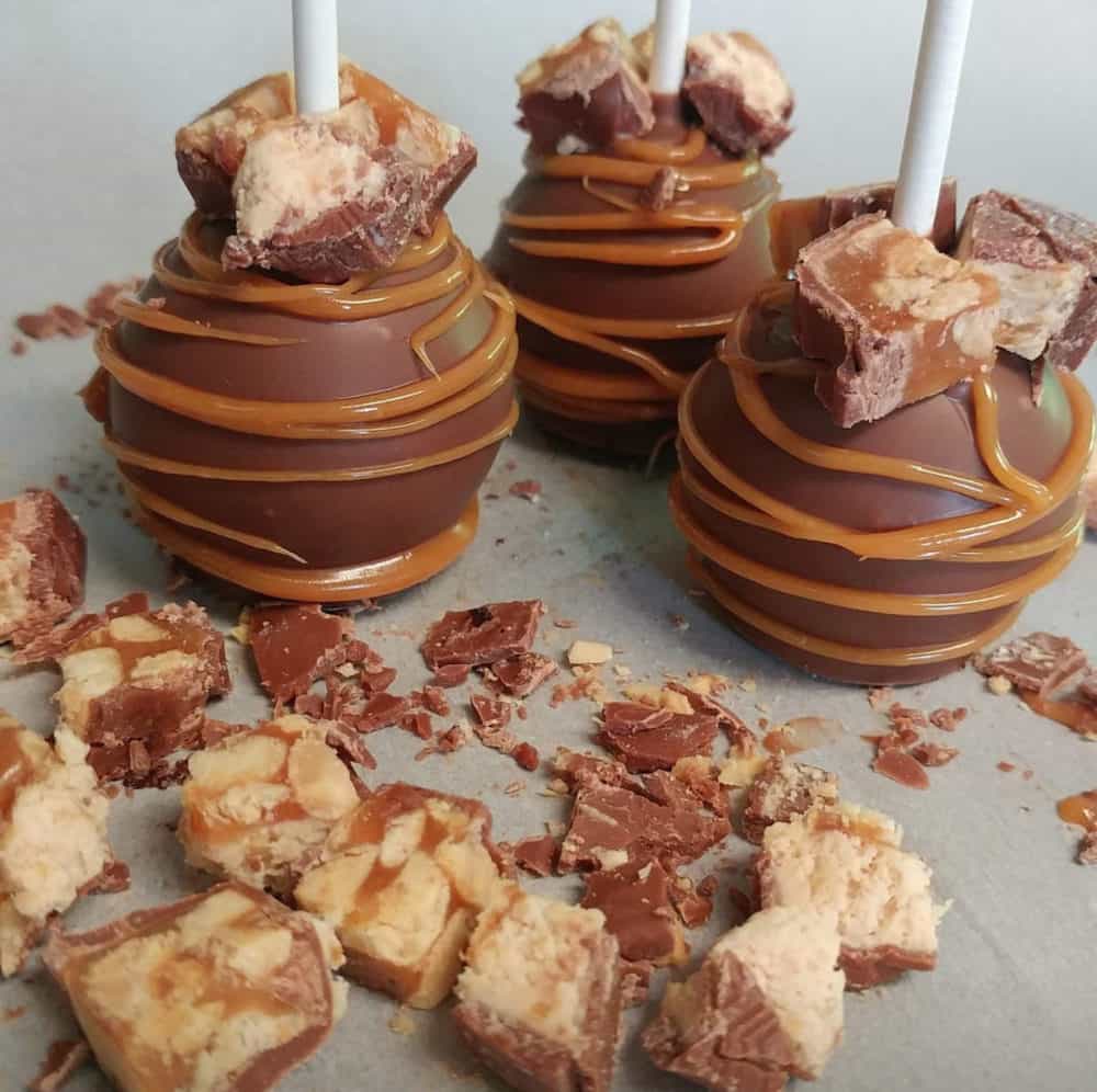 Cake Pops with a Snickers-inspired flavor profile from Sweetheart Medibles.