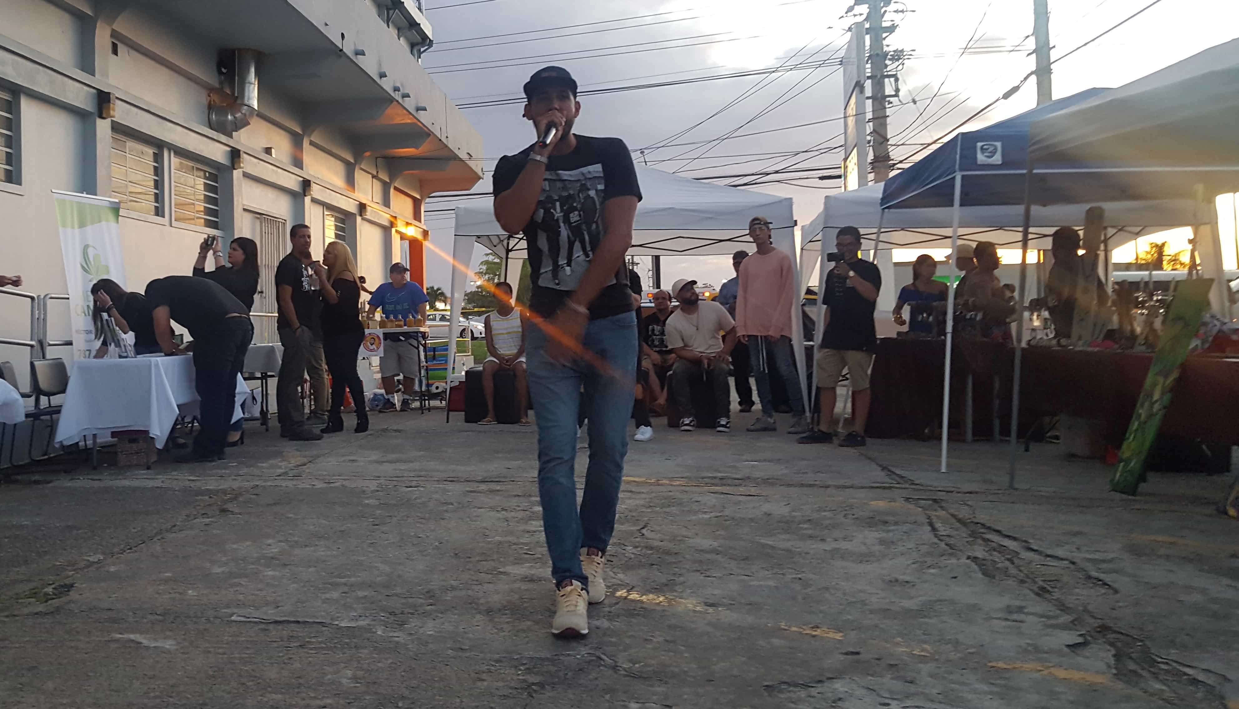 Musician performing during sunset in Mayagüez, at the cannabis education event. (Photo courtesy of Vive Boriken and D’Lab)