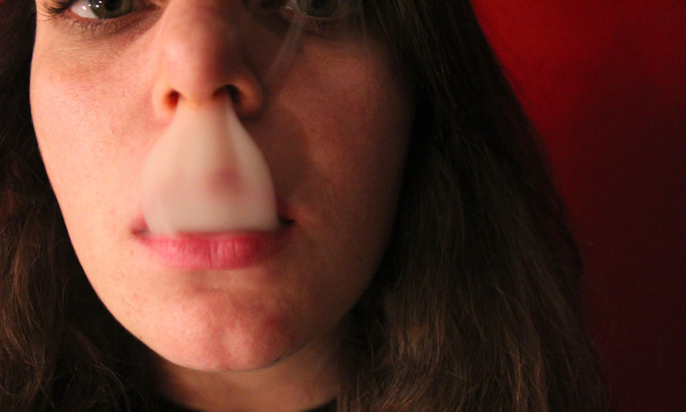 falskhed feminin Handel The 7 Best Smoke Tricks and How To Do Them | High Times