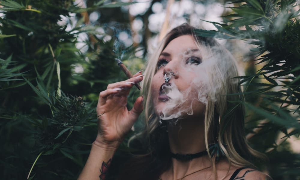 девушка курить марихуану