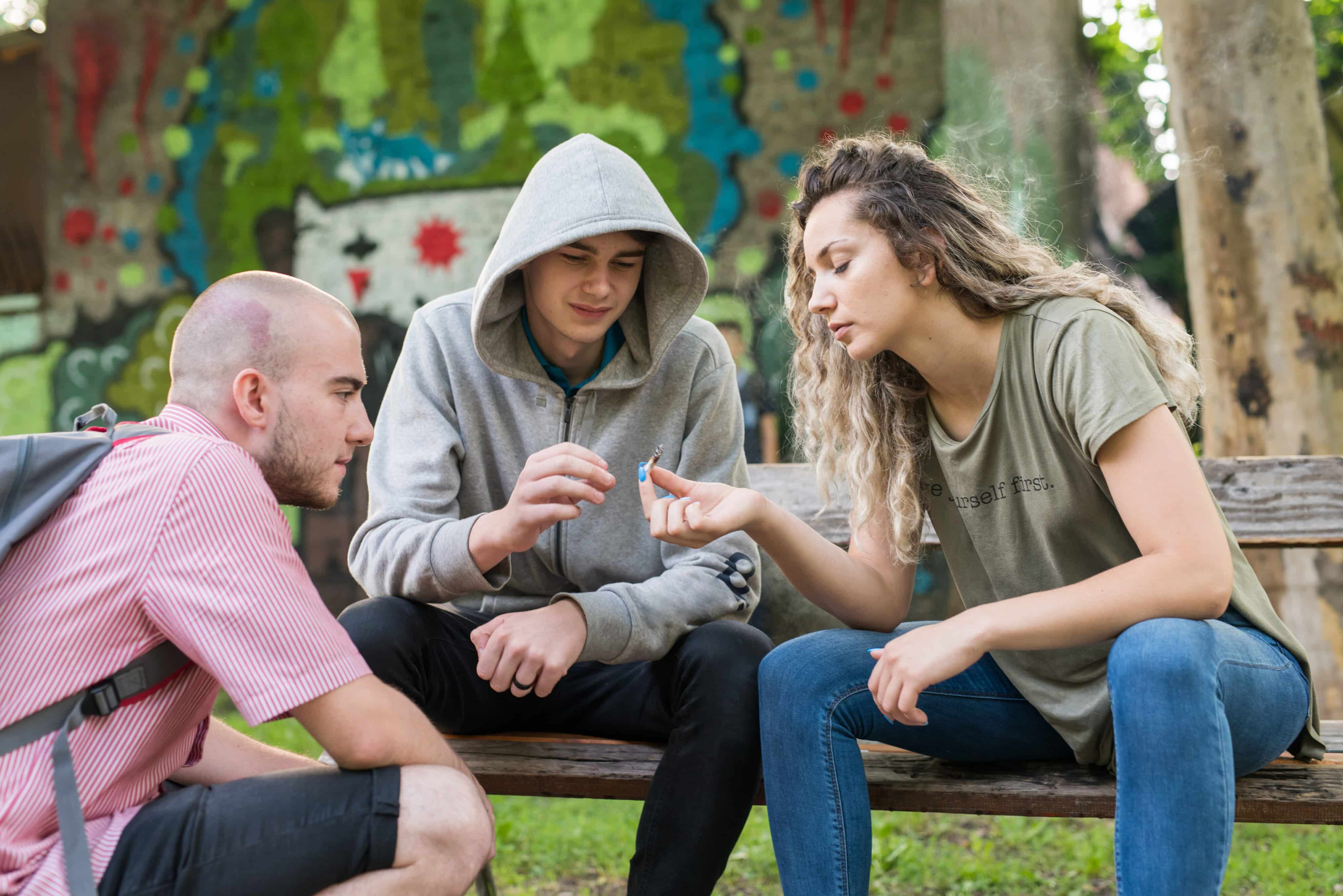 High use. Фильм про друзей курящих травку. Красные браслеты курят траву. Drugged Youth (1977).